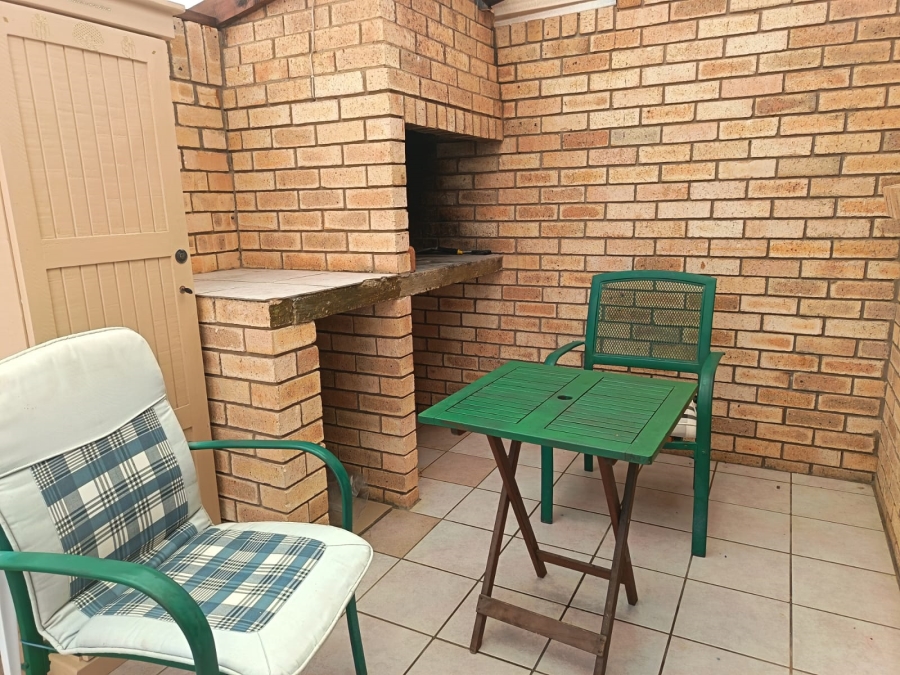 To Let 2 Bedroom Property for Rent in Wavecrest Eastern Cape